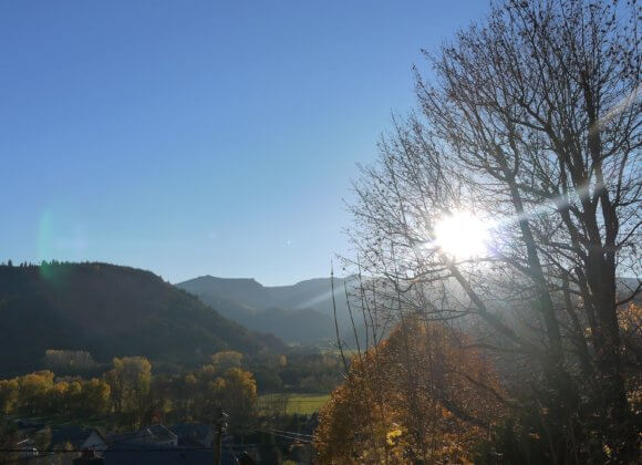 Vue de la terrasse : coucher de soleil sur les crêtes du Sancy