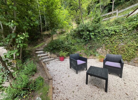 Petite terrasse ombragée avec salon de jardin